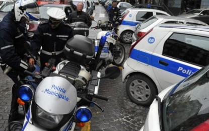 Inseguirono e pestarono un extracomunitario su un bus: 2 arresti