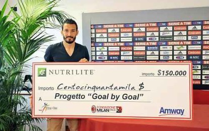 Zambrotta regala un campo di calcio per i ragazzi a rischio di Napoli