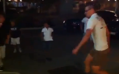 Marek Hamsik gioca per strada con dei bimbi ed esulta al suo gol