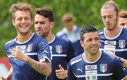 Prandelli ha diramato la lista dei 23 più due riserve. Esclusi Criscito, Astori, Bocchetti, Schelotto, Cigarini, Verratti e Viviano