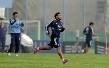 L’ Argentina si prepara alla partita di sabato contro l’Ecuador. Da ieri rosa al completo anche con i “partenopei” Fernandez, Campagnaro e Lavezzi. Oggi arriva Messi, e con lui visita delle scuole speciali 501 e 502 di Ezeiza, per un nuovo impegno delle AFA e UNICEF per i diritti dei bambini.