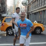 Dzemaili gioca a pallone tra i grattacieli di Manhattan
