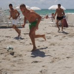 Blerin Dzemaili gioca a calcio sulla spiaggia di Miami Beach