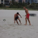 Blerin Dzemaili gioca a calcio sulla spiaggia di Miami Beach