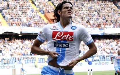 Il Napoli non molla e resta in testa alla classifica con la Juve. A Marassi, Samp battuta con un rigore del capocannoniere Edinson Cavani.