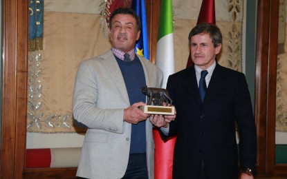 “Thank you”. Sylvester Stallone riceve in dono al Campidoglio la Lupa capitolina prima di recarsi a Tor Bellamonaca. FOTOGALLERY