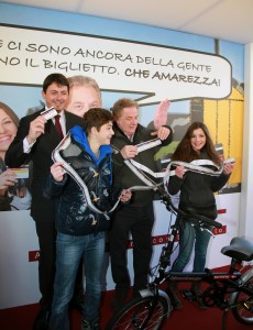amministratore atac con i cesaroni mostrano i biglietti atac