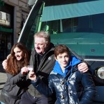 angelica antonello fassari e federico russo davanti al tram mostrano il biglietto