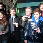 i cesaroni con il sindaco alemmanno davanti al tram