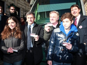 i cesaroni con il sindaco alemmanno davanti al tram