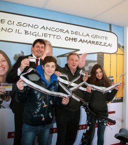 i cesaroni con l'amministratore atac mostrano i biglietti