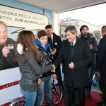 i ragazzi dei cesaroni salutano il sindaco alemanno