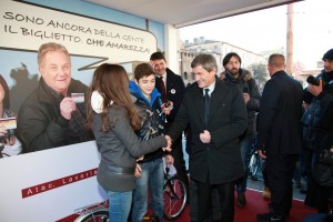 i ragazzi dei cesaroni salutano il sindaco alemanno
