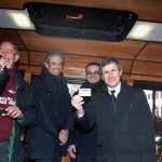 sindaco alemanno mostra il ticket atac