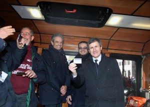 sindaco alemanno mostra il ticket atac