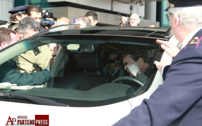 Diego è atterrato in Italia. Ecco le prime foto del suo arrivo a Fiumicino, in attesa di vederlo a Napoli…