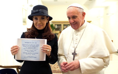 La presidente dell’Argentina Kirchner incontra il Papa: “Ho chiesto a Francesco I di intercedere con la Gran Bretagna in merito alle Falkland”.