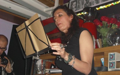 “Con solo l’immensità”, Claudia Catani presenta la sua raccolta di poesie con musica, voce e anima