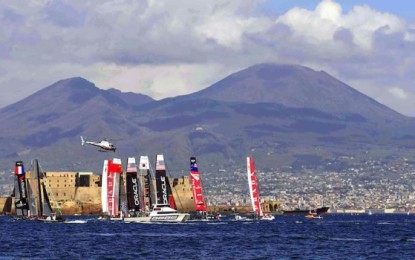 La 34° Coppa America scrive la sua prima pagina nel golfo partenopeo. Tutto pronto per le World Series, e dal 16 aprile al via gli allenamenti ufficiali.