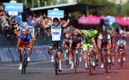 Giro 2013: sul lungomare di Napoli Mark Cavendish negli ultimi venti metri scatta e brucia Viviani prima di andare a mangiare una pizza dalla “Pizzeria Michele”…