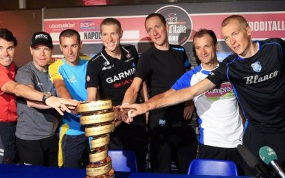 Giro d’Italia 2013: grande festa in Piazza Plebiscito per la sfilata dei ciclisti. Tra i presenti, anche il CT azzurro.