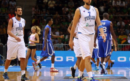 La trade si chiude col botto: Andrea Bargnani a New York Knicks. Potrebbe seguirlo nella Grande Mela anche Belinelli, però sponda Brooklyn.