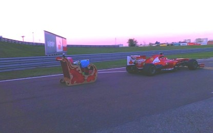 Quest’anno i regali arrivano in Ferrari. La rossa di Maranello traina la slitta di Babbo Natale…