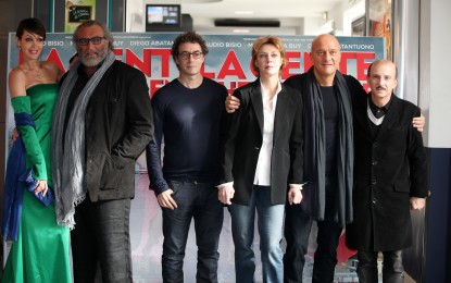 “La gente che sta bene”. Bisio ed Abatantuono raccontano la gente che fa star male l’atra gente…