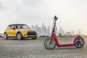 Bmw va in monopattino con il Mini CitySurfer