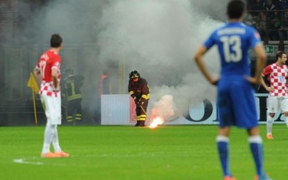 Gol di Candreva e Perisic, nel primo quarto d’ora. Buona partita. Ma fumogeni e petardi dal settore ultra croato costringono l’arbitro a uno stop di 10 minuti alla mezz’ora della ripresa.