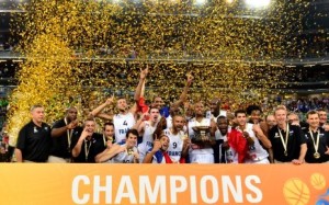 7764744473_les-bleus-avec-leur-trophee-de-champions-d-europe-de-basket-le-22-septembre-2013