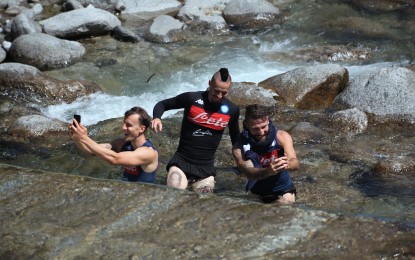 Dopo l’allenamento, gli azzurri recuperano immergendosi nelle acque gelide. Selfie e sorrisi per tutti, anzi quasi per tutti…