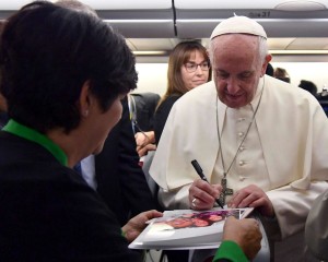 Papa Francesco atterra in Myanmar: al via il 21esimo viaggio apostolico allʼestero.