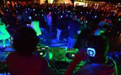 Silent party, la Galleria Umberto invasa da cuffie multicolori