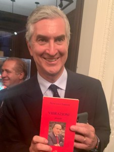 Il Console generale d'Italia a New York, con in mano un libro di Francesco Terrone