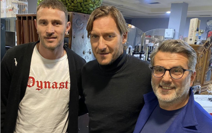 Floro Flores esordisce nel Totti Sporting Club, ed intanto il Capitano ufficializza la nuova attività di agente.