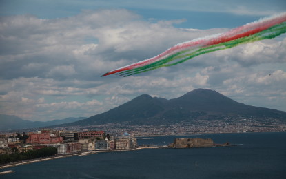 Le frecce tricolori nel cielo di Napoli. Tutto il fascino dell’esibizione nelle immagini di Alfonso Romano