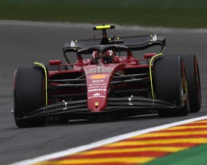F1, pole di Sainz in Belgio: Leclerc 16° dietro a Verstappen