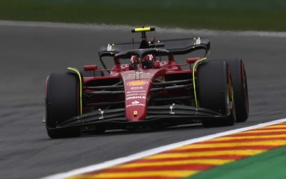 F1, pole di Sainz in Belgio: Leclerc 16° dietro a Verstappen