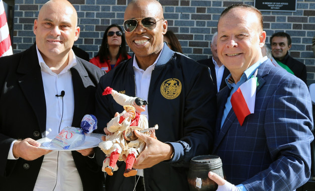Un Pulcinella e mozzarella per il Sindaco di New York Eric Adams, una mostra sull’emigrazione all’Istituto Italiano di Cultura ed una squadra di calcio.  Patrimonio Italiano porta la Campania nella Grande Mela !