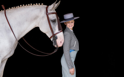 FIERACAVALLI: nove ritratti d’autore nella campagna con gli scatti di Toni Thorimbert. Il progetto celebra uomini e donne che fanno del loro amore per il cavallo non solo un lavoro, ma un vero e proprio stile di vita