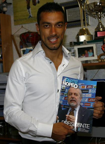 Fabio Quagliarella mostra con orgoglio la copia de "Il Partenopeo"