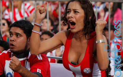 La sexy tifosa del Paraguay si chiama Larissa Riquelme