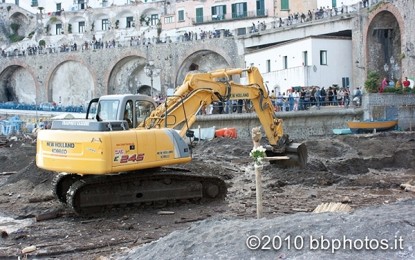 Atrani, posta una croce sulla spiaggia. Per Francesca le speranze diminuiscono