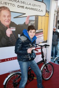 federico russo mostra il ticket atac roma