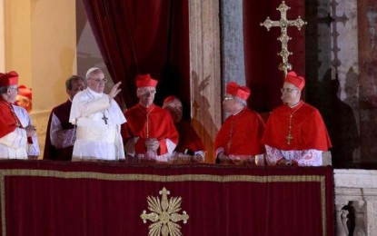 Jorge Mario Bergoglio, una scelta inaspettata per la Chiesa di Roma. Lo “sfidante” di Ratzinger sorprende anche i bookmakers che davano favoriti Scola, Scherer e O’Malley