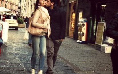 Blerim Dzemaili coccola la sua Alessia prima di andare a cena con Mazzarri. La coppia avvistata in centro tra i negozi di Chiaja,