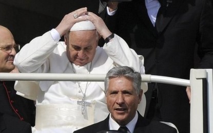 Il Papa “scambia” lo zucchetto con un fedele, e poi lancia un messaggio: “La Chiesa è Madre e non baby sitter”.