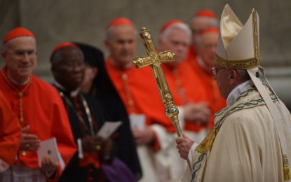 Corpus domini “globale” per Papa Francesco. Il Pontefice in preghiera collegato con chiese, cattedrali e diocesi di tutto il Mondo.