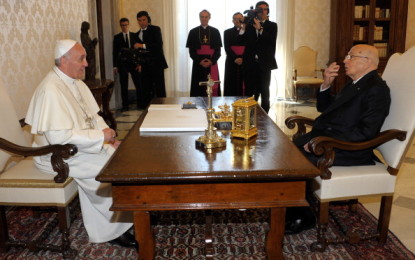Quirinale e Vaticano si guardano con stima e simpatia. Napolitano ricevuto in vista ufficiale da Papa Francesco.